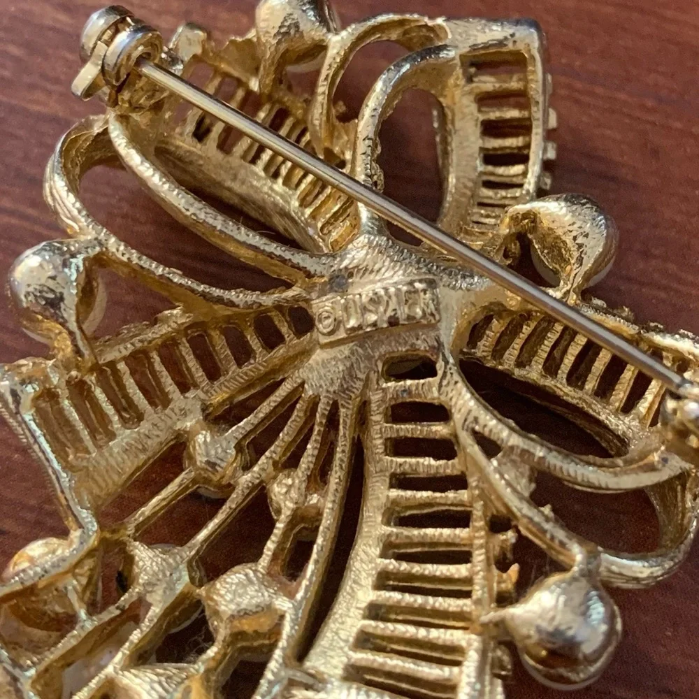 Lisner Vintage gold tone and pearl bow flower brooch pin